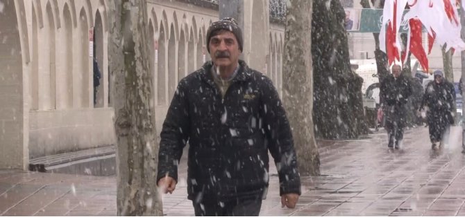 İ̇stanbul’da Vatandaştan Kar Şaşkınlığı: “Abo Üstüm Kar Oldu”
