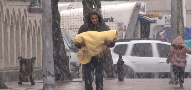 İ̇stanbul’da Vatandaştan Kar Şaşkınlığı: “Abo Üstüm Kar Oldu”