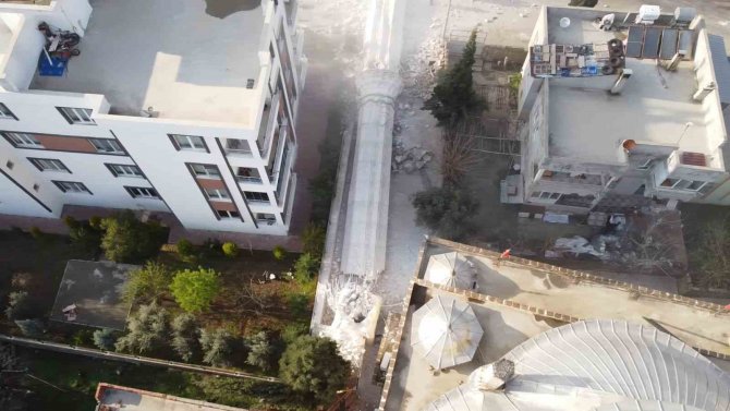 Minare Evin Üzerine Devrildi