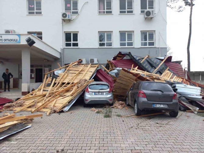 Öğrenciler Dersteyken Fırtına Okulun Çatısını Uçurdu: 3 Araç Zarar Gördü