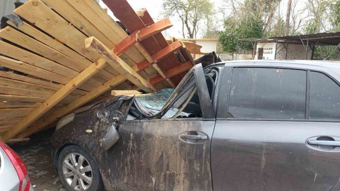 Öğrenciler Dersteyken Fırtına Okulun Çatısını Uçurdu: 3 Araç Zarar Gördü