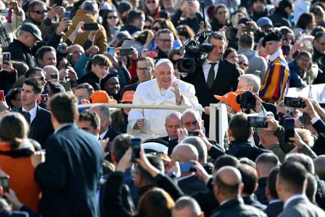 Papa, Solunum Yolu Enfeksiyonu Nedeniyle Hastanede Müşahede Altında