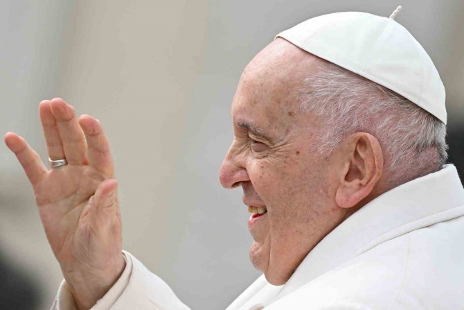 Papa, Solunum Yolu Enfeksiyonu Nedeniyle Hastanede Müşahede Altında