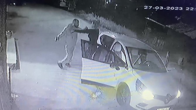 Pendik’te Genç Kadına Sokak Ortasında Silahlı Şiddet Kamerada