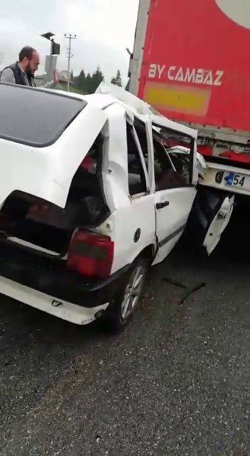 D-100’de Otomobil Tıra Ok Gibi Saplandı: 1 Yaralı