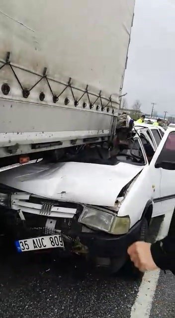 D-100’de Otomobil Tıra Ok Gibi Saplandı: 1 Yaralı