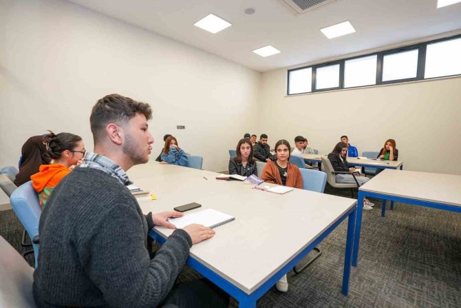 Fadıloğlu, Gençlerle ‘Bilinçli Genç Olmak’ Üzerine Konuştu