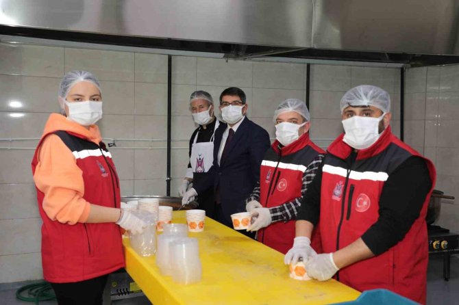 Şehzadeler Hem Yaşlılarını Hem De Depremzedeleri Unutmuyor