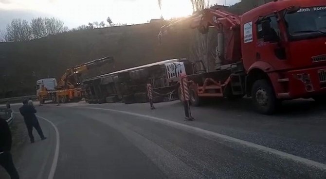 Siirt’te Tır Devrildi:1 Yaralı