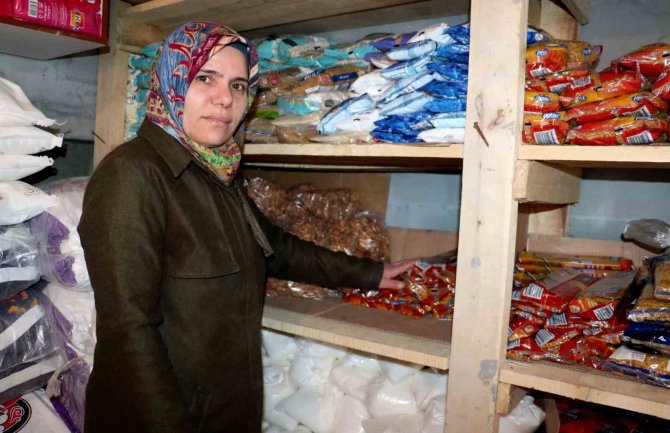 Paranın Geçerli Olmadığı Bakkalda, İhtiyacı Olan Poşetini Doldurup Gidiyor