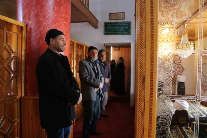 Uçurumun Ucundaki Türbe, Ziyaretçisi Hiç Eksik Olmuyor