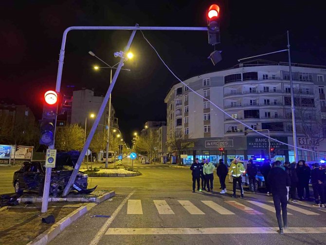 Tekirdağ’da İki Otomobil Kavşakta Çarpıştı: 5 Yaralı
