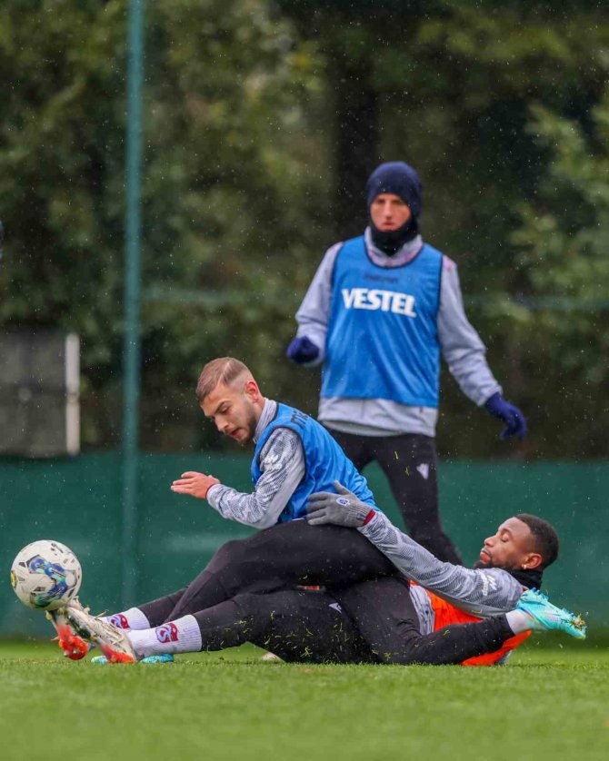 Trabzonspor, Yağmur Altında Kayserispor Maçı Hazırlıklarını Sürdürdü