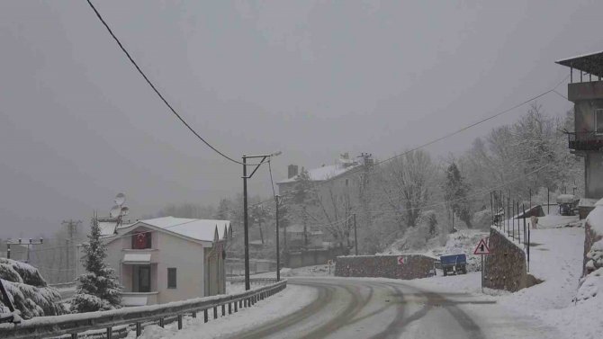 Uludağ’da Kar 1 Metreyi Aştı, Zincirsiz Çıkışa İzin Verilmiyor