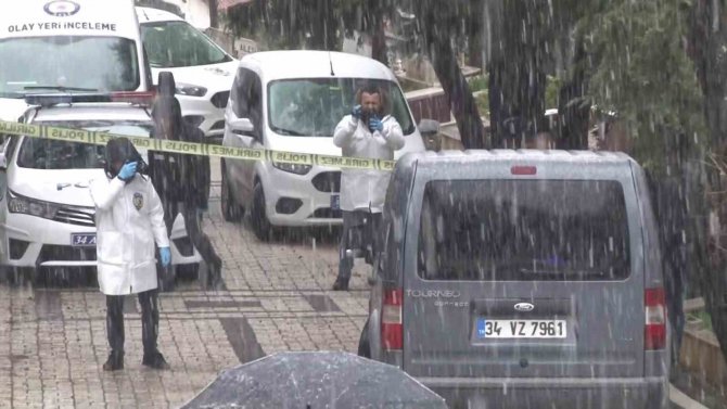 Ümraniye’de Mezarlıktaki Araçta Bir Kişinin Cansız Bedeni Bulundu