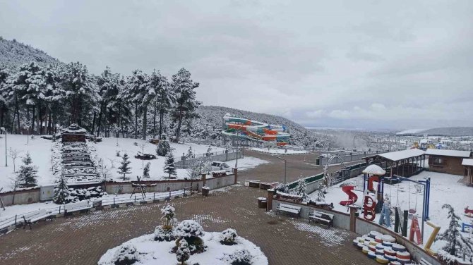 Uşak’ta Mart Sonu Yağan Kar Kenti Beyaza Bürüdü