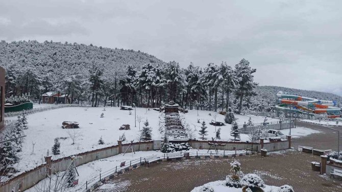 Uşak’ta Mart Sonu Yağan Kar Kenti Beyaza Bürüdü