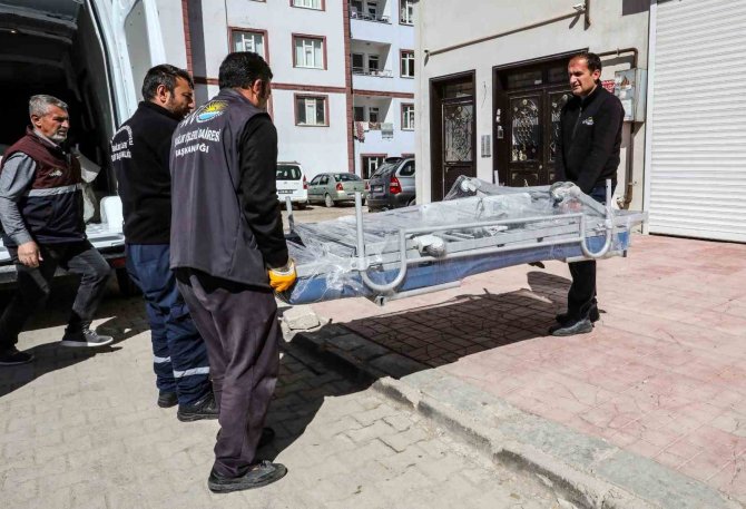 Van’da Yatağa Tabi Vatandaşlara Hasta Yatağı Hediye Edildi