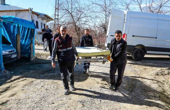 Van’da Yatağa Tabi Vatandaşlara Hasta Yatağı Hediye Edildi