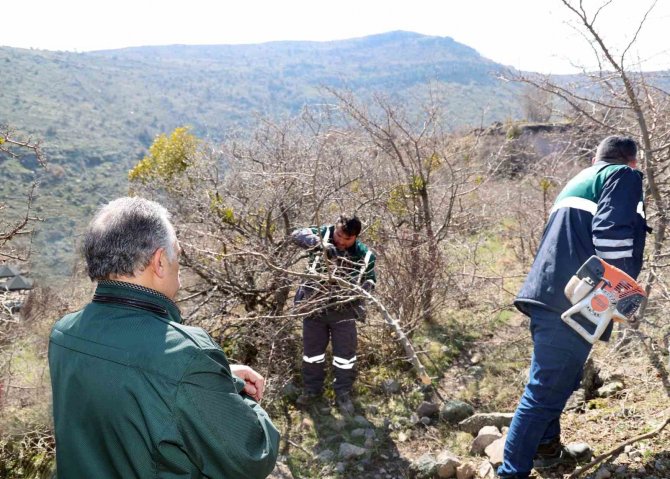 Zincidere Göleti Su Kanallarında 10 Yılın Temizliği Yapılıyor