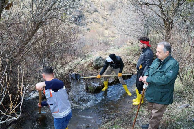 Zincidere Göleti Su Kanallarında 10 Yılın Temizliği Yapılıyor