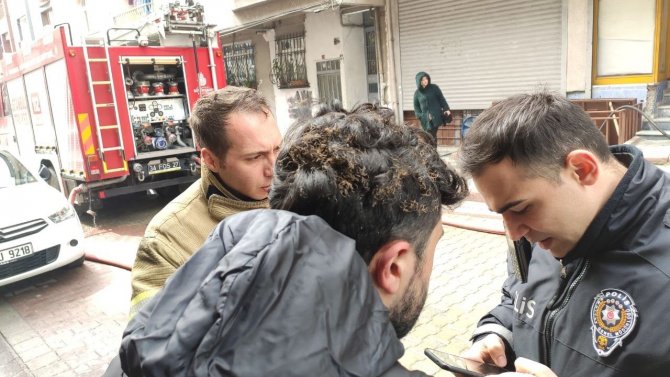 Sultangazi’de Çıkan Yangında Mahsur Kalan 1’i Çocuk 3 Kişi İtfaiye Ekipleri Tarafından Kurtarıldı