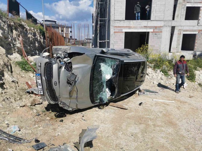 Yoldan Çıkan Lüks Araç İnşaat Alanına Devrildi