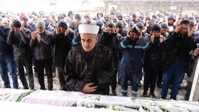 Yozgat’ta Eşi Tarafından Öldürülen Kadın Son Yolculuğuna Uğurlandı
