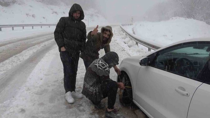 Uludağ’da Kar 1 Metreyi Aştı, Zincirsiz Çıkışa İzin Verilmiyor