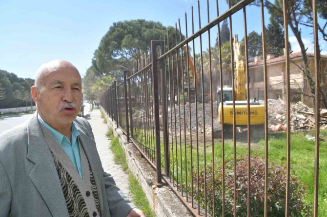 Söke’de 20 Yıl Çalıştığı Kurumun Binasının Yıkımını Hüzünle İzledi