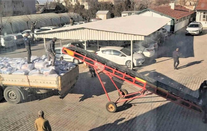 Afyonkarahisar’dan Deprem Bölgesindeki Besicilere 27 Tır Ve 4 Kamyon Yem Gönderildi