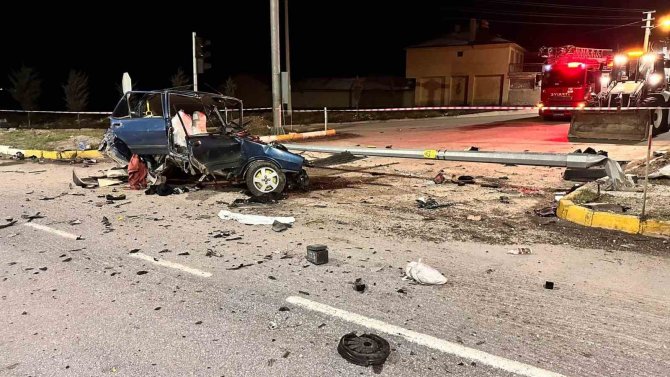 İ̇ki Otomobilin Karıştığı Kazada 3 Kişi Yaralandı