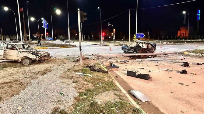 İ̇ki Otomobilin Karıştığı Kazada 3 Kişi Yaralandı