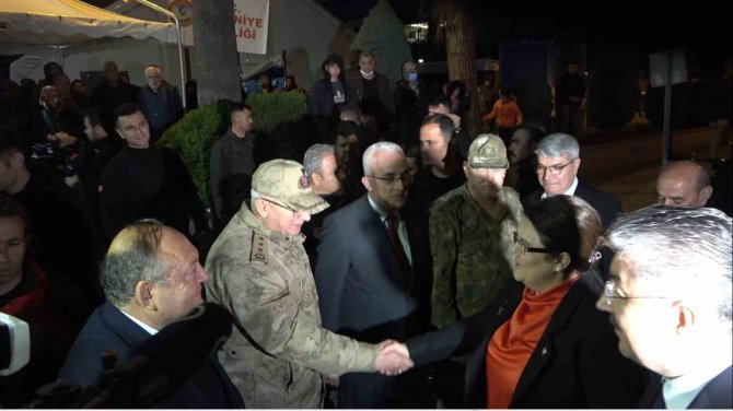 Aile Ve Sosyal Hizmetler Bakanı Yanık, Osmaniye’de Depremzedelerle İftar Yaptı