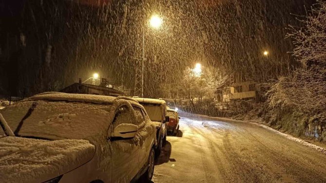 Artvin’e Kış Geri Geldi, Yüksek Kesimlerde Kar Yağışı Etkili Oldu