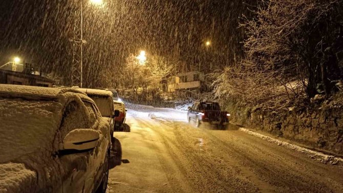 Artvin’e Kış Geri Geldi, Yüksek Kesimlerde Kar Yağışı Etkili Oldu