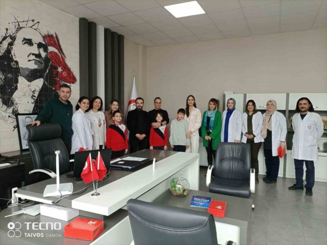 Velilerin Kitap Okuma Yarışmasında Dereceye Girenlere Altın Hediye Edildi