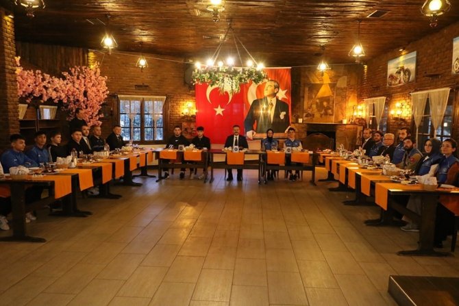 Vali Aksoy Misafir Sporcular Ve Gönüllü Gençler İle İftarda Buluştu