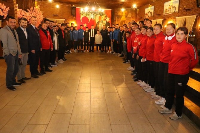 Vali Aksoy Misafir Sporcular Ve Gönüllü Gençler İle İftarda Buluştu