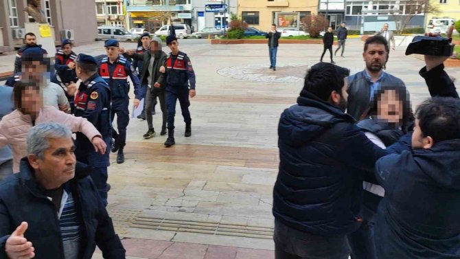 Adliye Önünde Gazetecilere Çirkin Saldırı