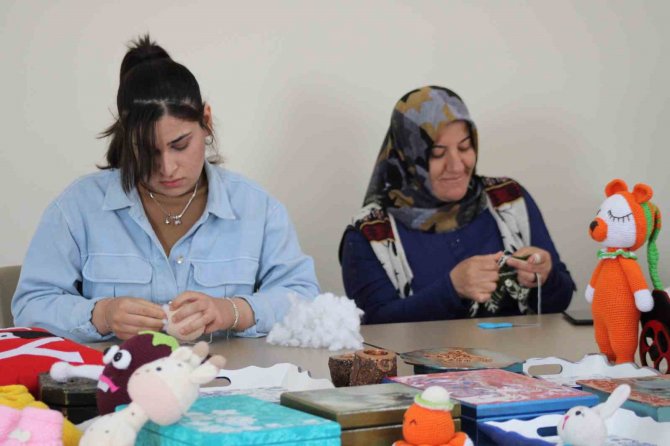 Depremzede Kadınlar Örgü Örerek Stres Atıyor