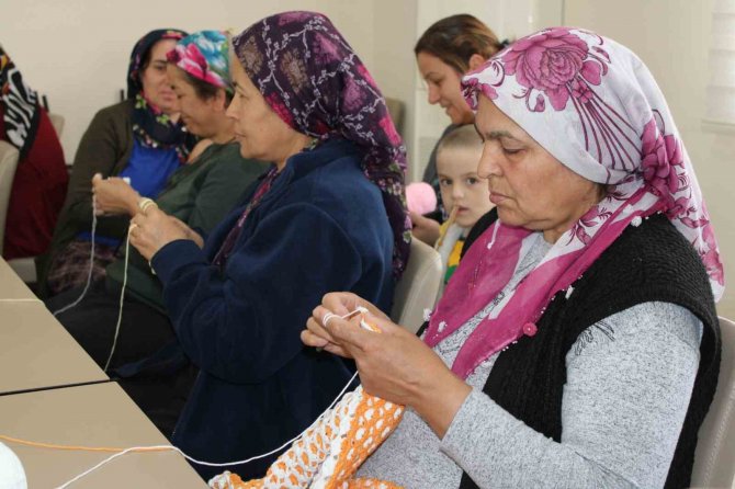 Depremzede Kadınlar Örgü Örerek Stres Atıyor
