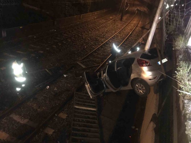Bakırköy’de Kontrolden Çıkan Araç Metro Yoluna Uçtu: 2 Yaralı