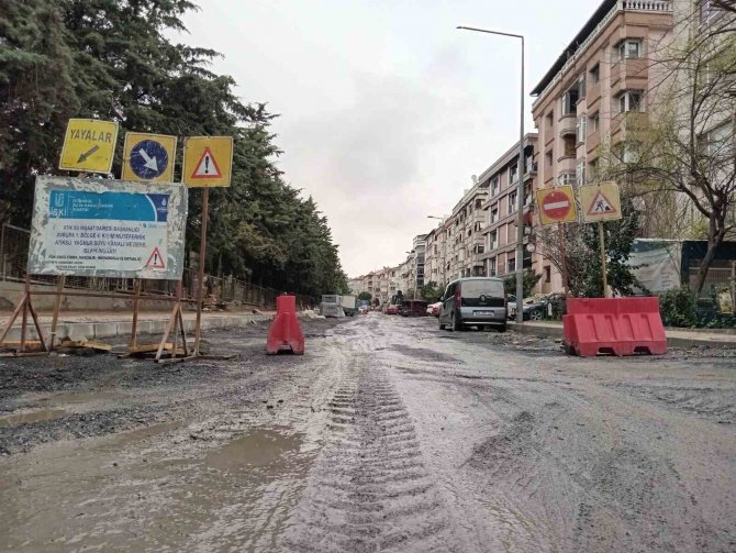 Bakırköy’de Hastane Yolu, İ̇ski̇’nin Altyapı Çalışması Nedeniyle 6 Aydır Kapalı