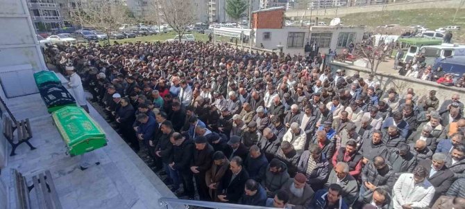 Kazada Ölen Baba Oğul Birlikte Son Yolculuğuna Uğurlandı