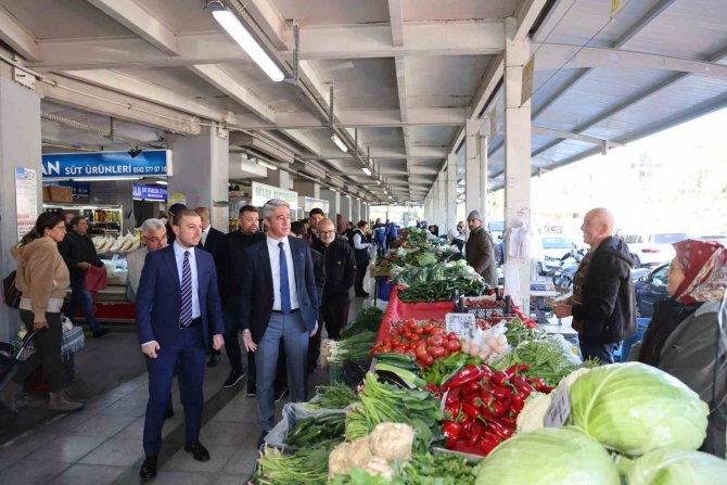 Başkan Oktay, Semt Pazarında Vatandaşlarla Buluştu