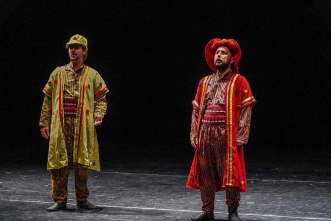 Başkan V. Subaşı Çocuklarla Birlikte Tiyatro Oyununu Seyretti