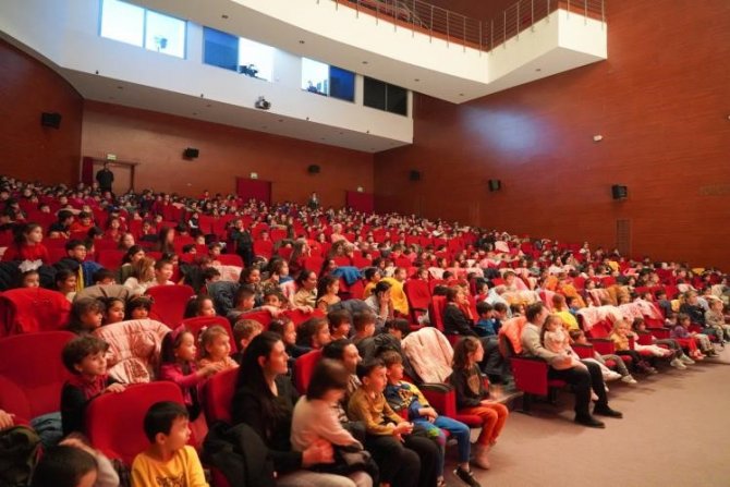 Başkan V. Subaşı Çocuklarla Birlikte Tiyatro Oyununu Seyretti