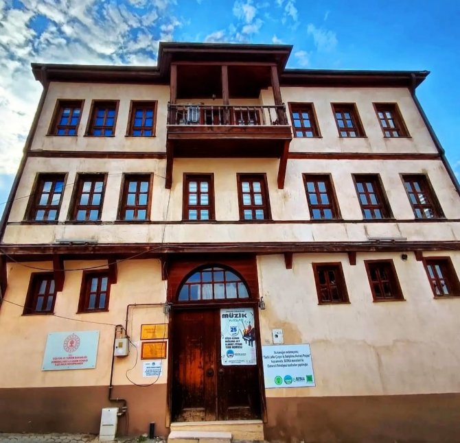 İ̇l Müdürü Bircan, Necla Hanım Konağı’na Açılan Kütüphaneyi Değerlendirdi