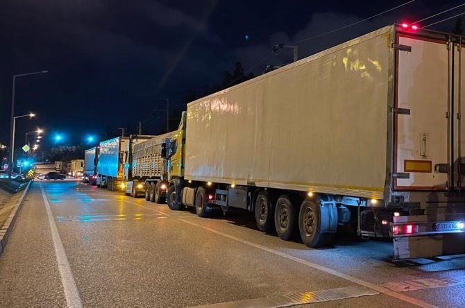Burdur - Antalya Karayolu Buzlanma Nedeniyle Trafiğe Kapatıldı